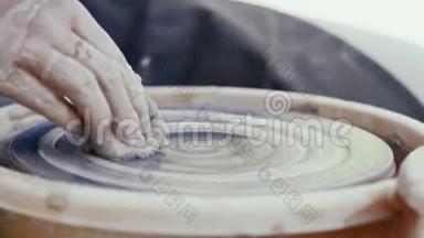 特写，陶工的手从陶工的圈脉工程中清理